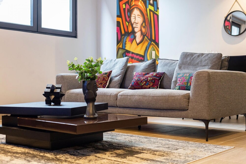 The Urbanart Condo by Acomodo