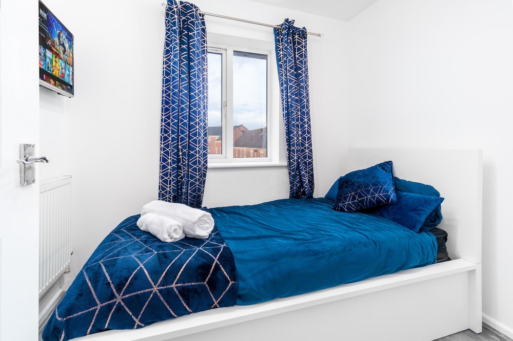 Stunning 2-bed Apartment in Tipton Sleeps 3 view 4