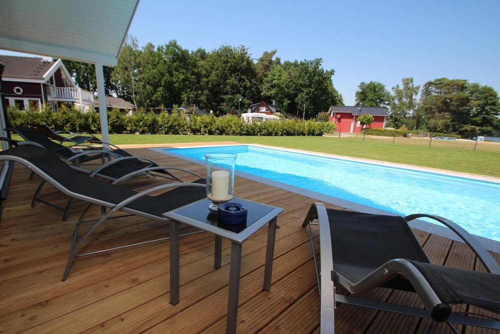 Ferienhaus mit Pool und Sauna am Duemmer See