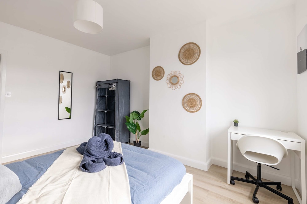 Free Parking - 4 Bedroom House