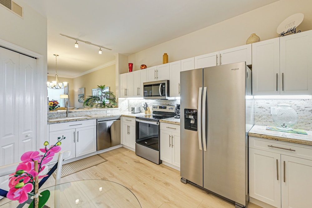 Golf, Swim & Relax! Condo 8 Mi to Dtwn Naples