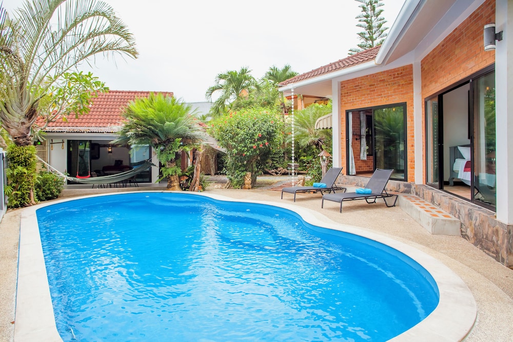 Villa With Private Pool and Mountain Views