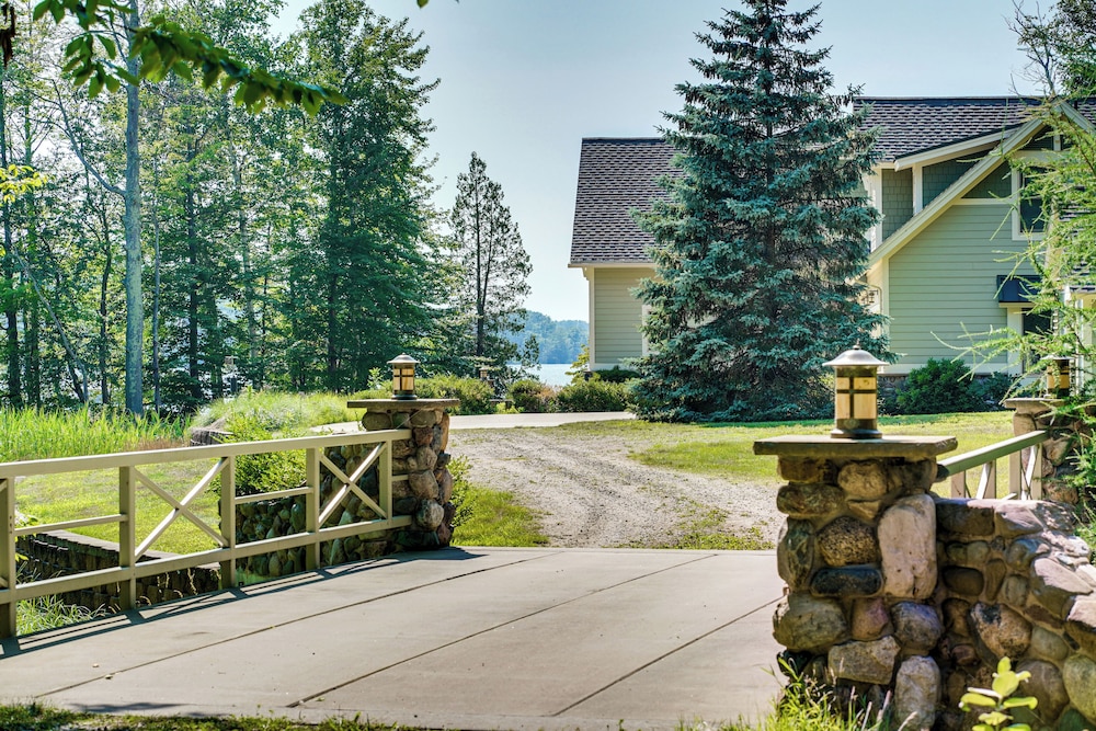 Hamlin Lake Retreat: Spacious Stay for Groups!