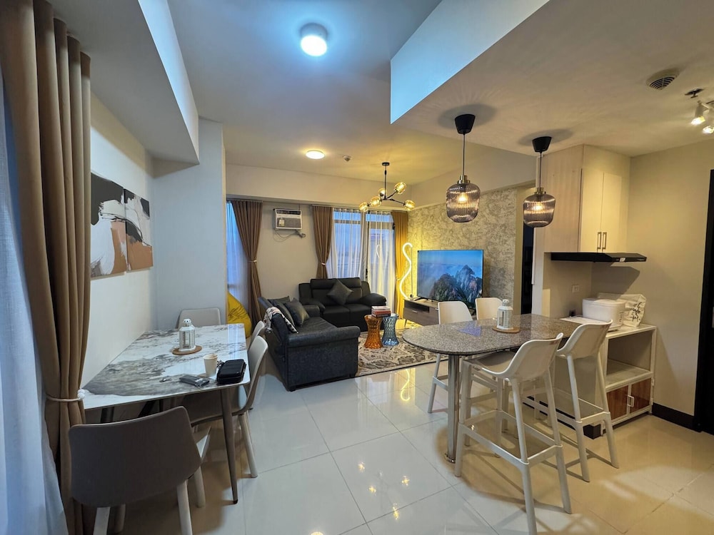 Modern & Spacious 2BR 68 sqm Condo in Manhattan Heights Pool View