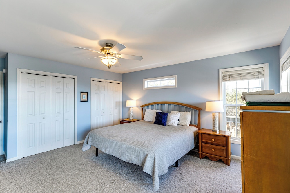 Steps to Beach: Emerald Isle Home w/ Deck!