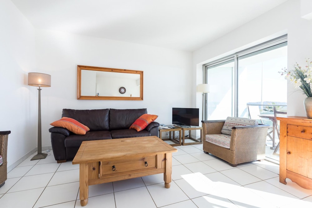 Bright two Bedroomed Apartment on the Beach in Cannes With Huge Terrace With Fabulous sea Views - 2001