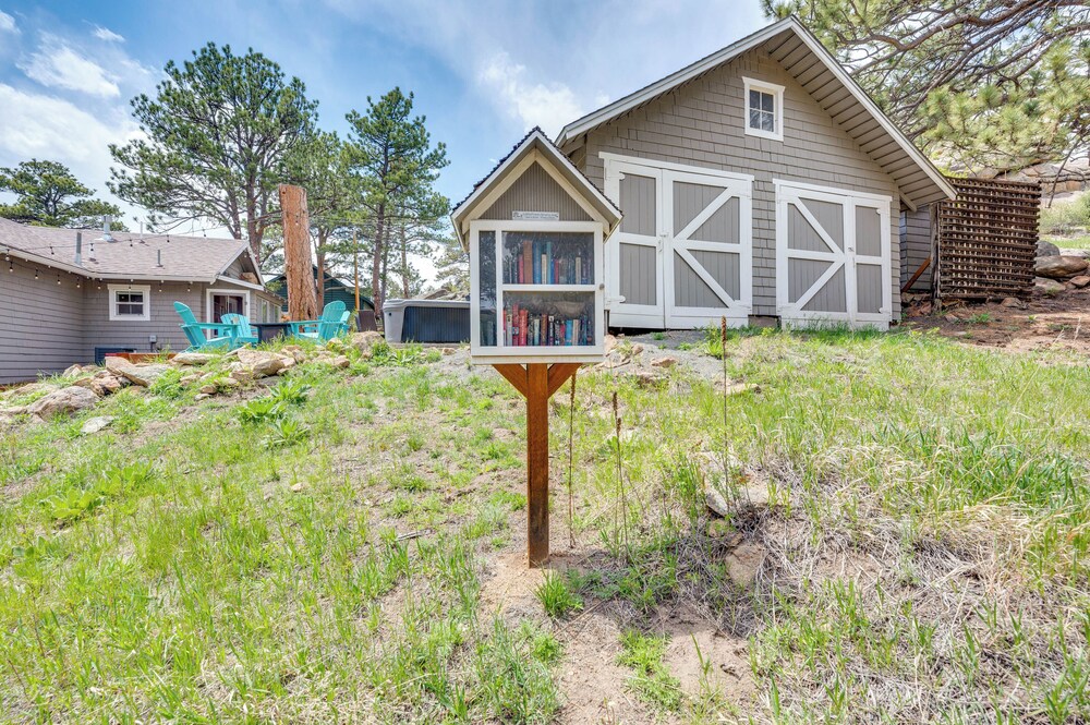 Steps to Estes Lake: Mtn-view Hideaway w/ Hot Tub!