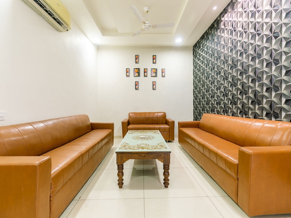 OYO 42749 Hotel Crown view 5