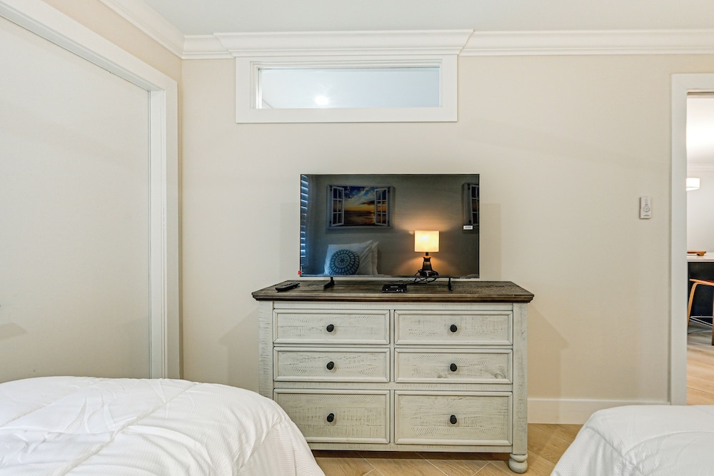 Upscale Naples Condo w/ Pool Access: Walk to Pier!