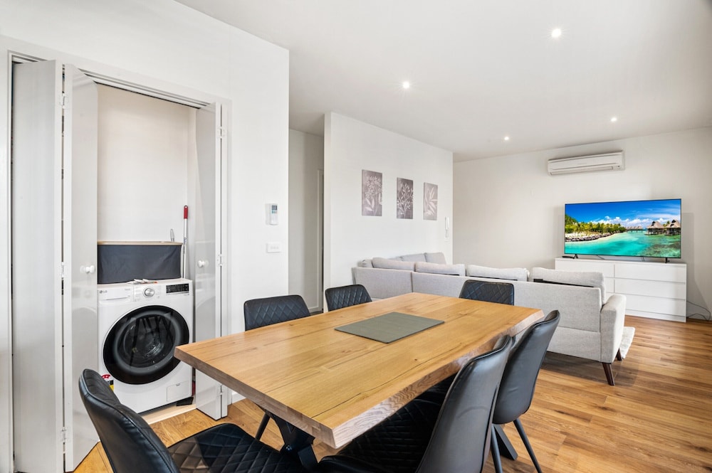Bright 2-bed Flat With Balcony in Kensington