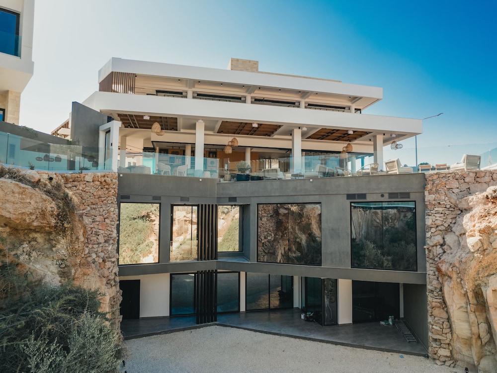 Sanders Konnos Bay Cleo - Amazing 4-bedroom Villa With a Side Sea View