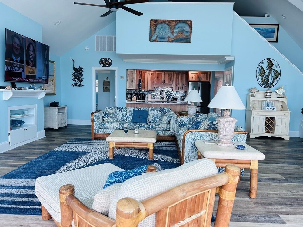 Serenity's Star 4 Bedroom Home by RedAwning