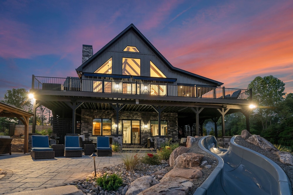 Gray Fox Lodge by Avantstay Waterslide Pool Theater Sleeps 23