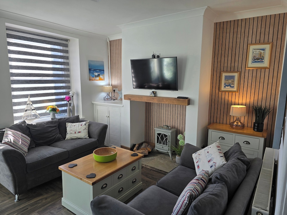 Eden Rose Cottage in Morecambe hot tub