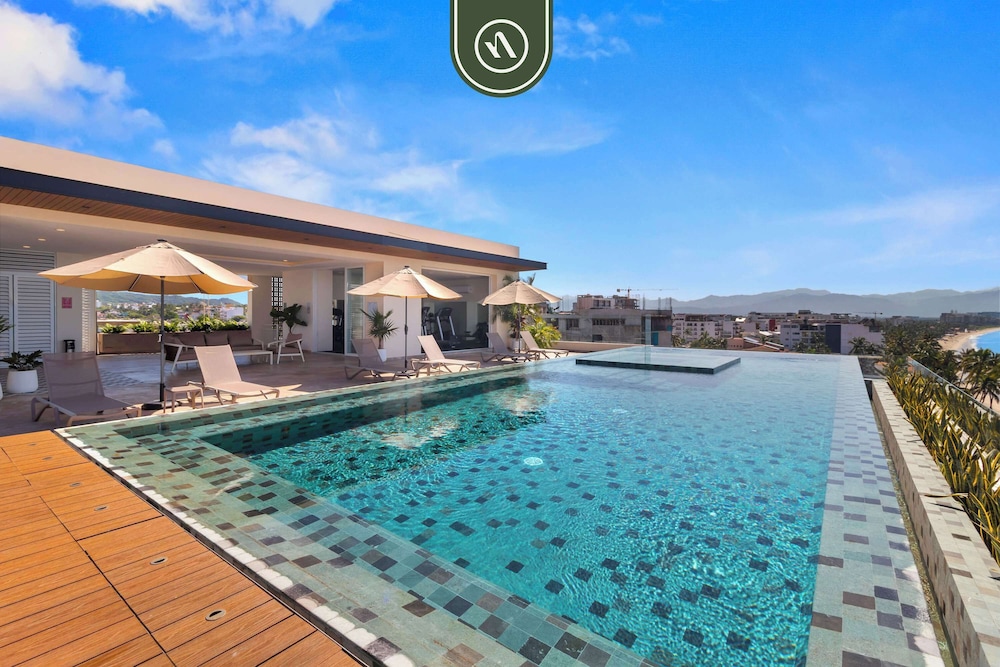 New Stylish 1 BR Condo - Ocean Views - Flex Room
