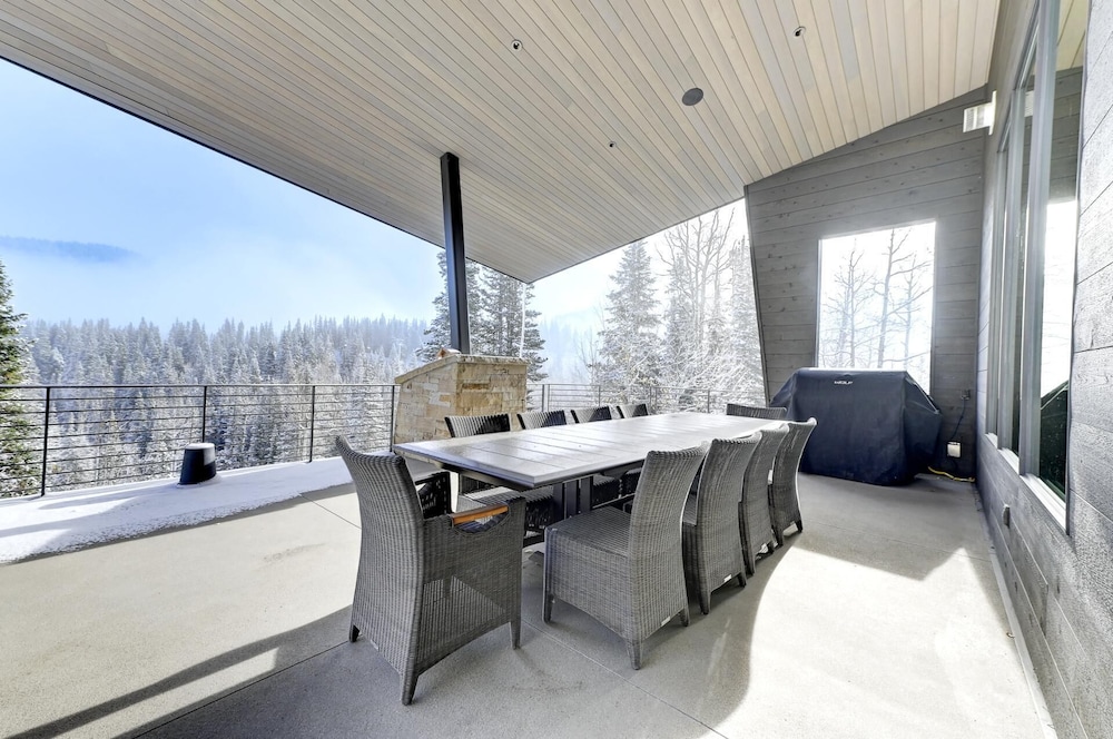 KBM Resorts Walk to Slopes, Sports Court, Private Home Theater, Sleeps 17, Outdoor Hot Tub Pco-184m