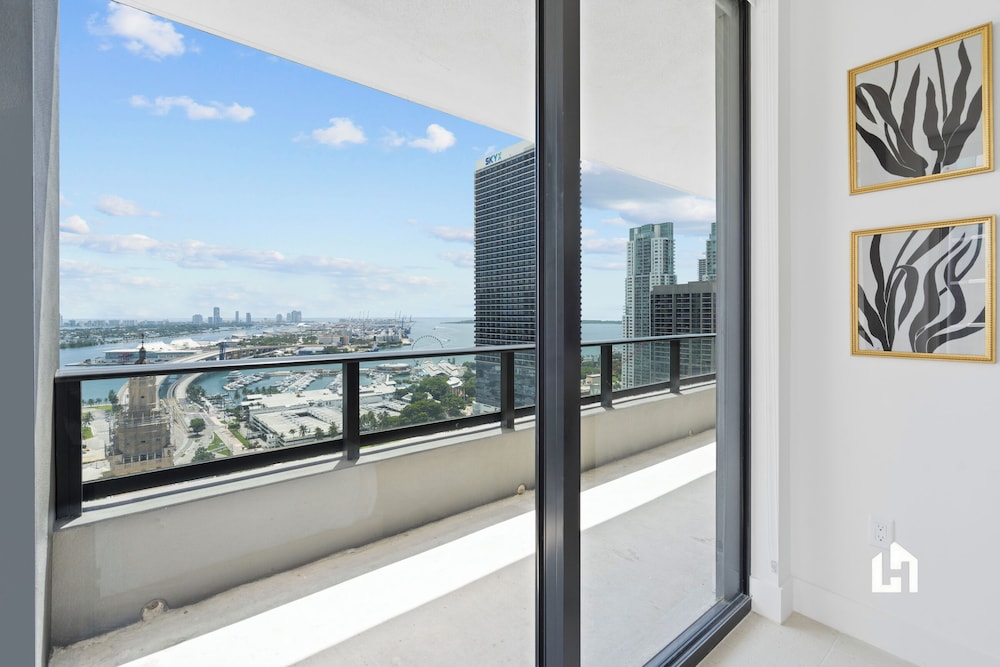 Stylish Apartments with Partial Ocean Views in Downtown