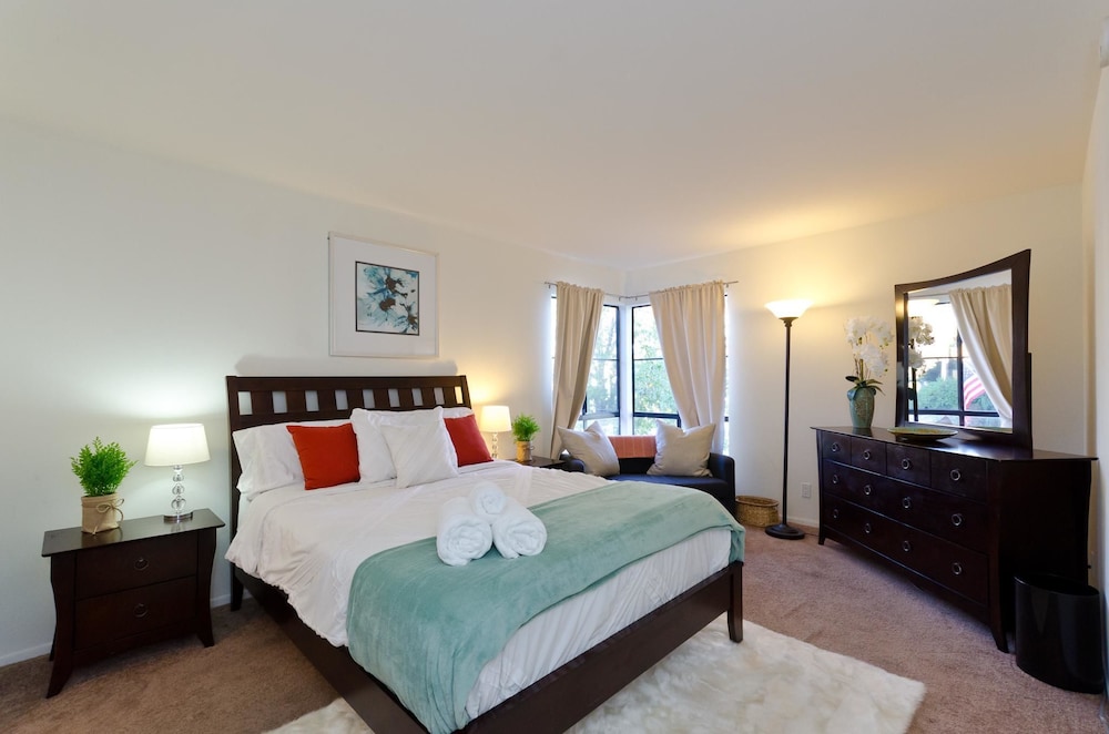 LA037 2 Bedroom Apartment By Senstay - Image 5