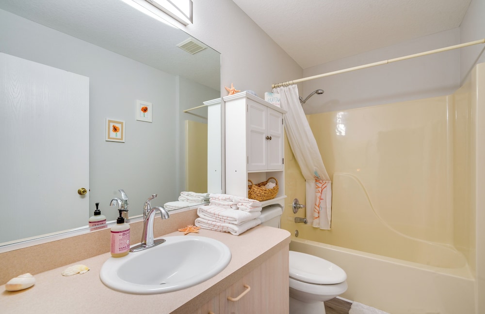 6 Mi to Lake Sumter Landing: Home w/ Perks!