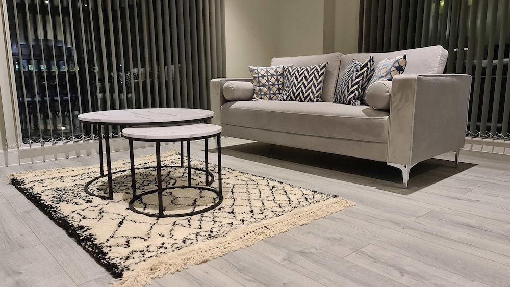 Luxury 2-bedroom Apartment in St Martin s Place BMH