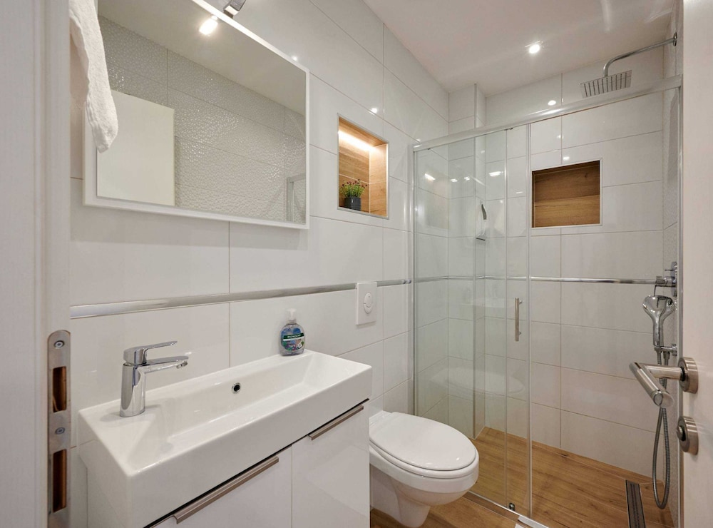 Exclusive Okrug Gornji Apartment With Shared Pool