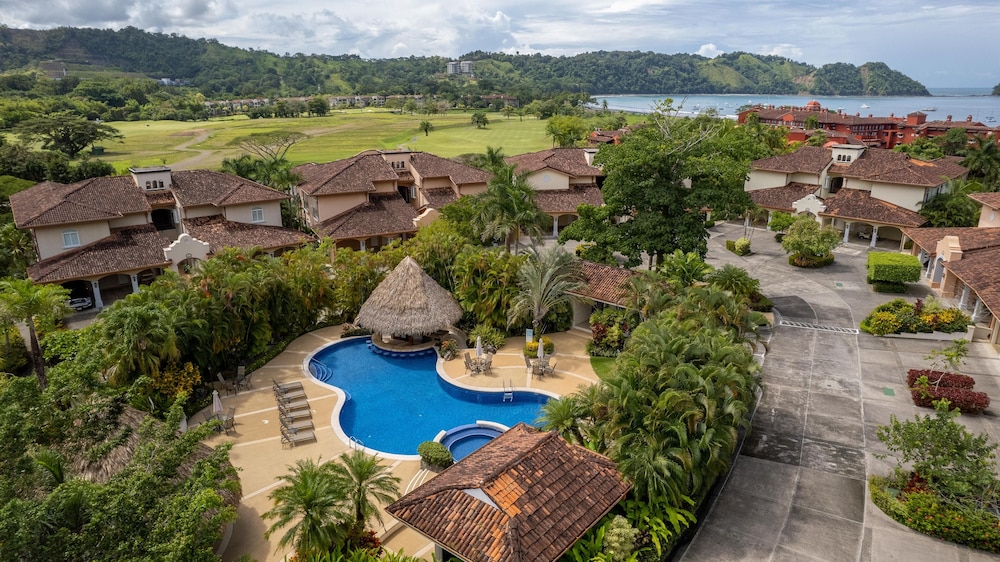 CR Luxury Los Sueños Condos