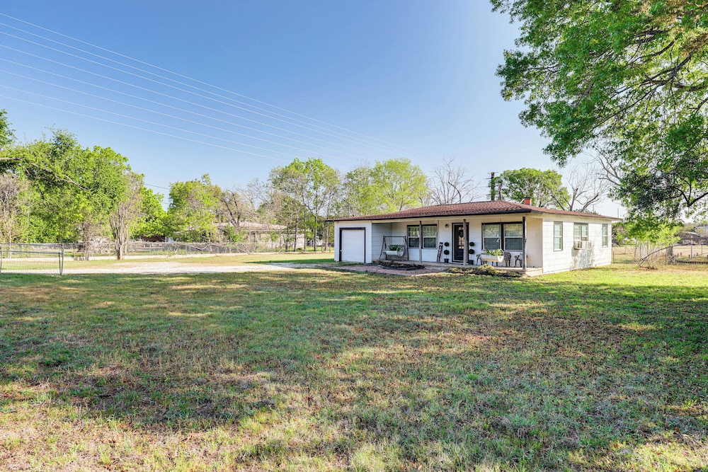 2 Mi to Landa Park: Farmhouse w/ Fire Pit!