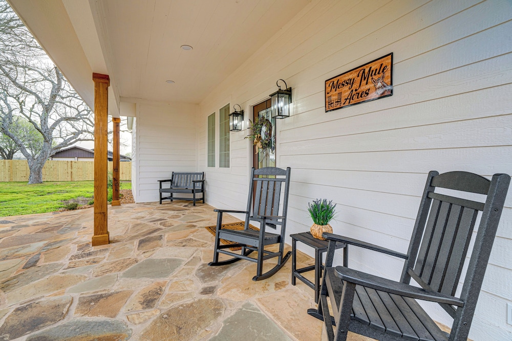 Furnished Deck + Views: Rural Schulenburg Retreat