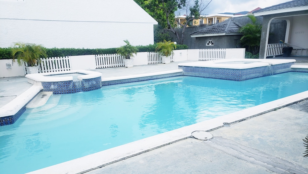 Rush Bond Villa