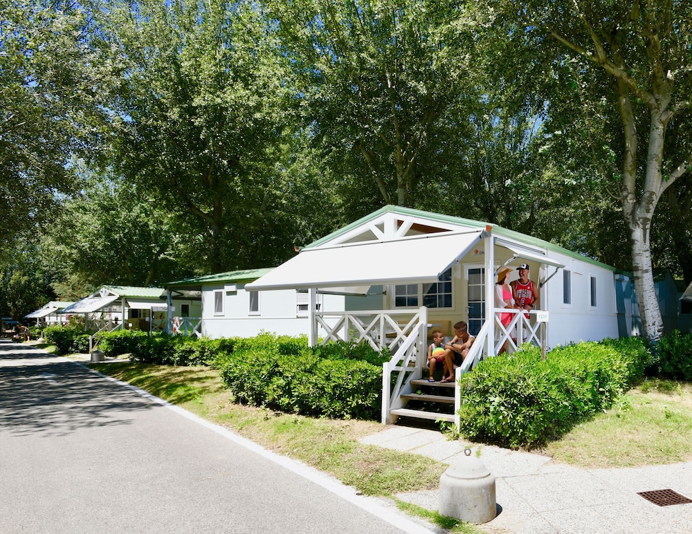 Isamar Holiday Village