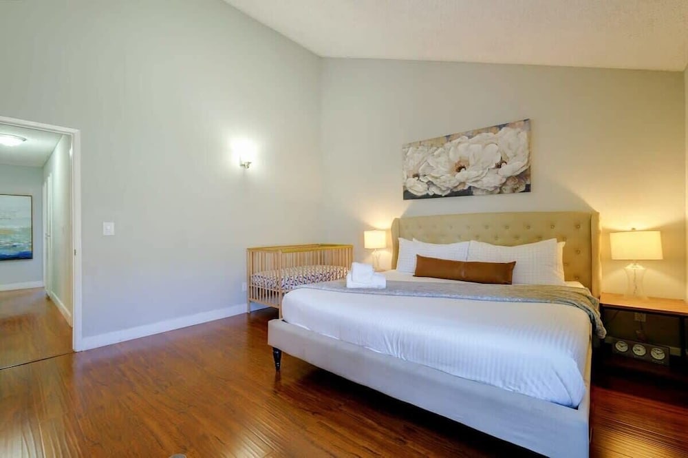 @ Marbella Lane - 4BR Home Away From Home Ldry
