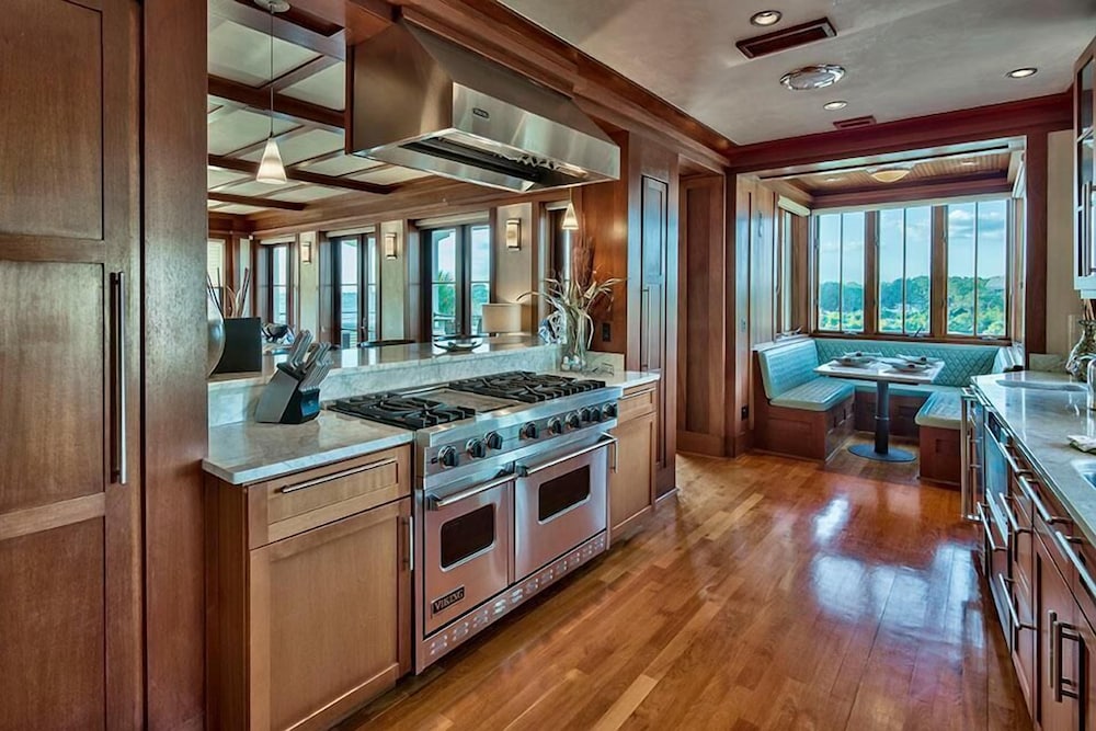 OLYMPIA DOLPHIN SUITE 3 Bedroom Holiday Home by Five Star Properties