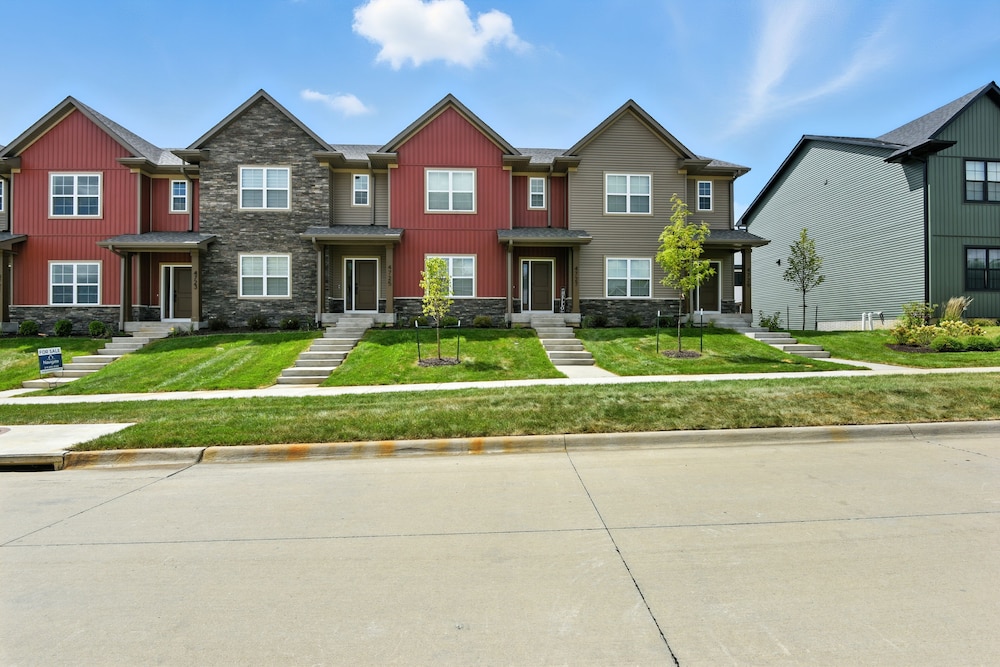 Modern Townhome Retreat In Prime Location 3 Bedroom Townhouse