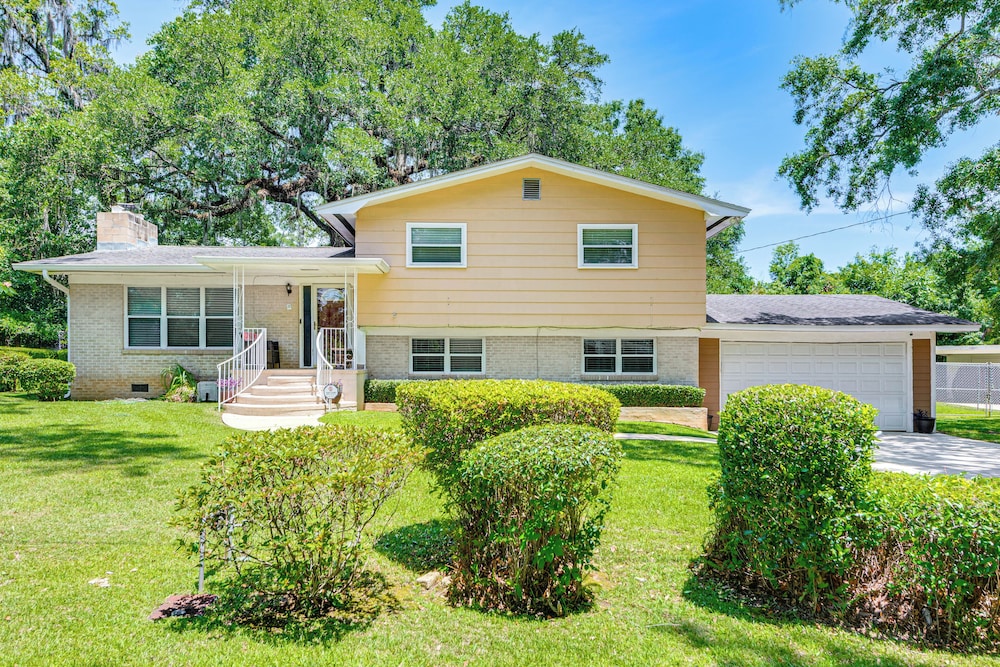 2 Mi to FSU & Famu: Home w/ Spacious Deck!