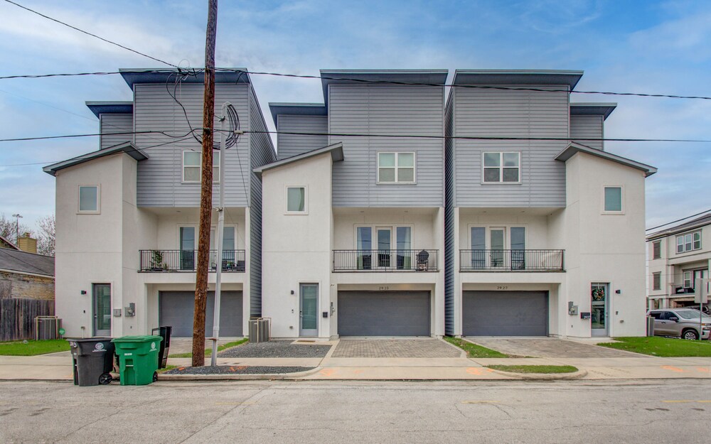 Cozy Downtown Modern Townhome - Image 1
