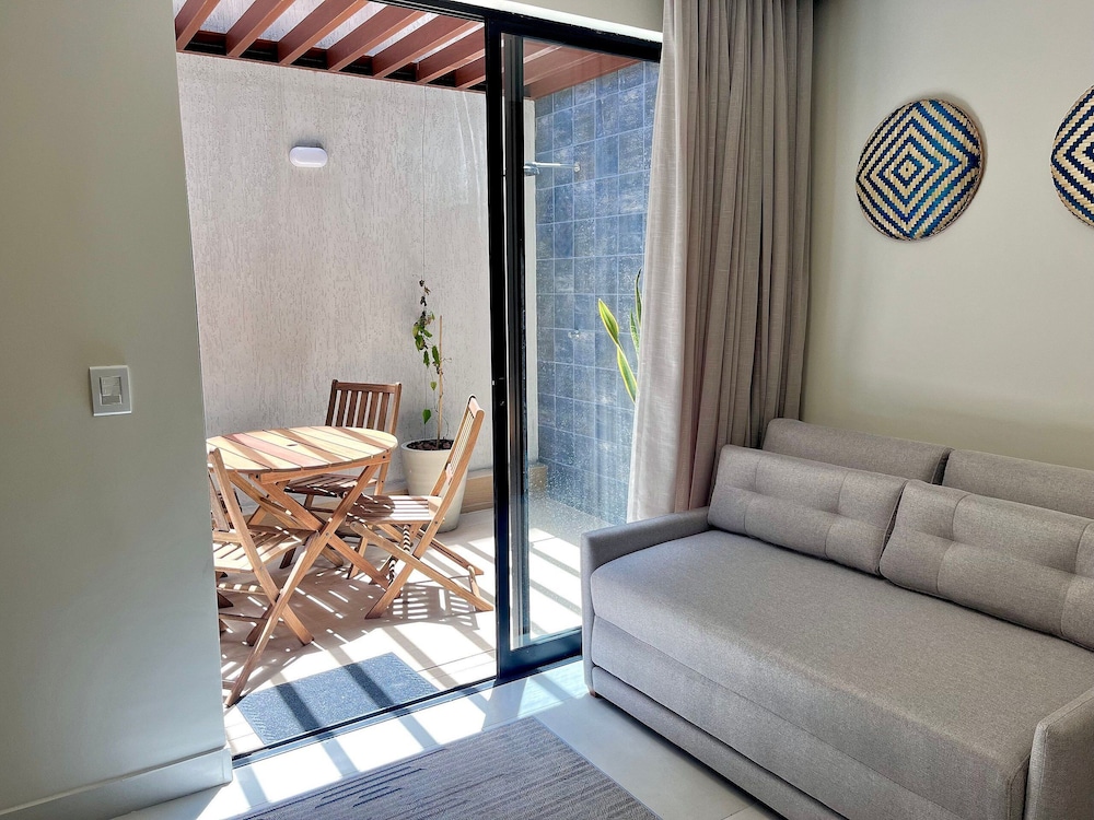 Hyde Park Terrace - by Living