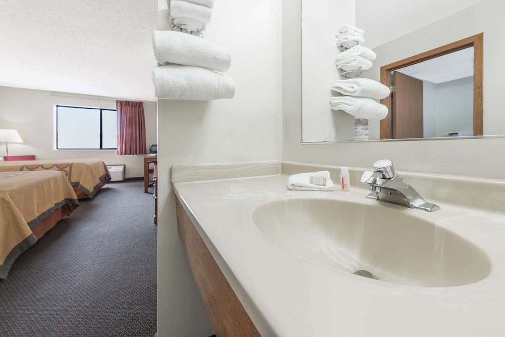 Super 8 by Wyndham Smithville/Kansas City