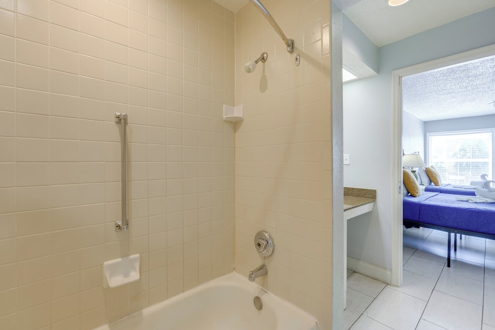 2 Mi to Disney & Old Town: Resort Condo w/ Perks