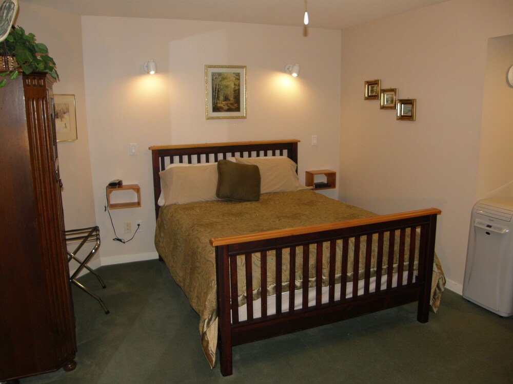 Cedar Wood Lodge B&B