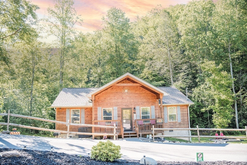 Creekside On The Bluff 2 Bedroom Cabin by RedAwning view 5