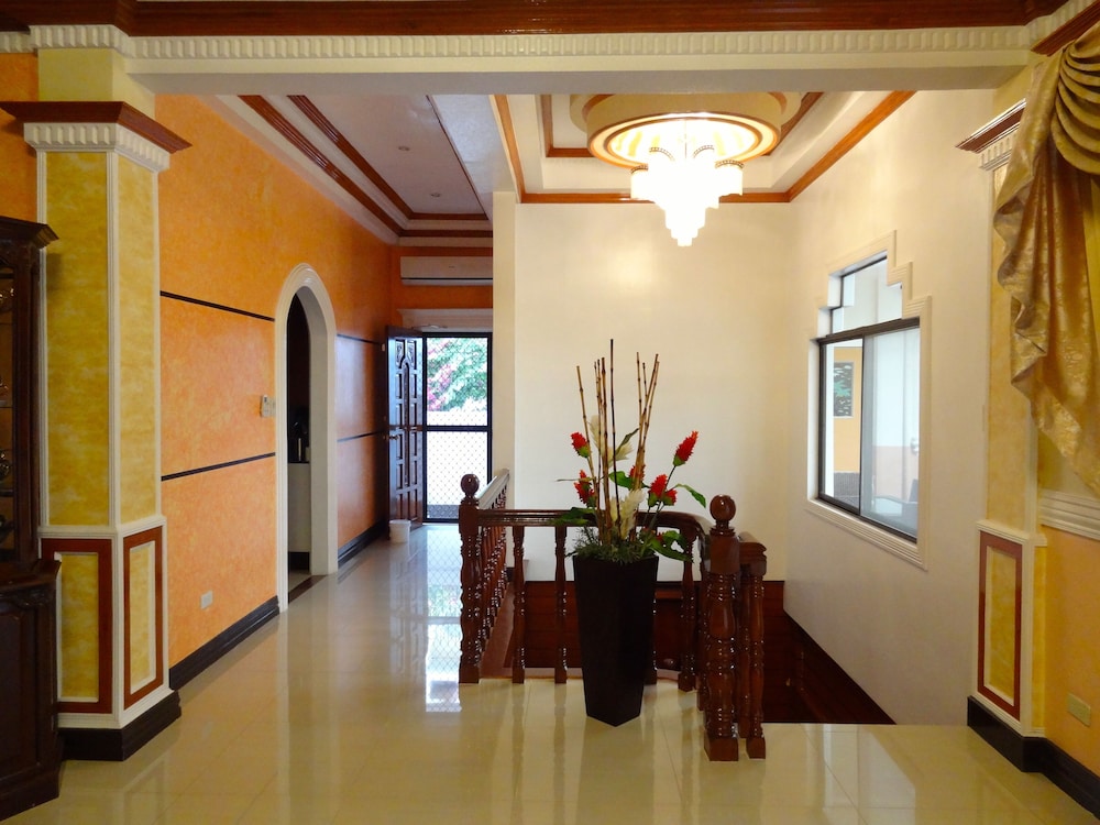 The Executive Villa Inn & Suites