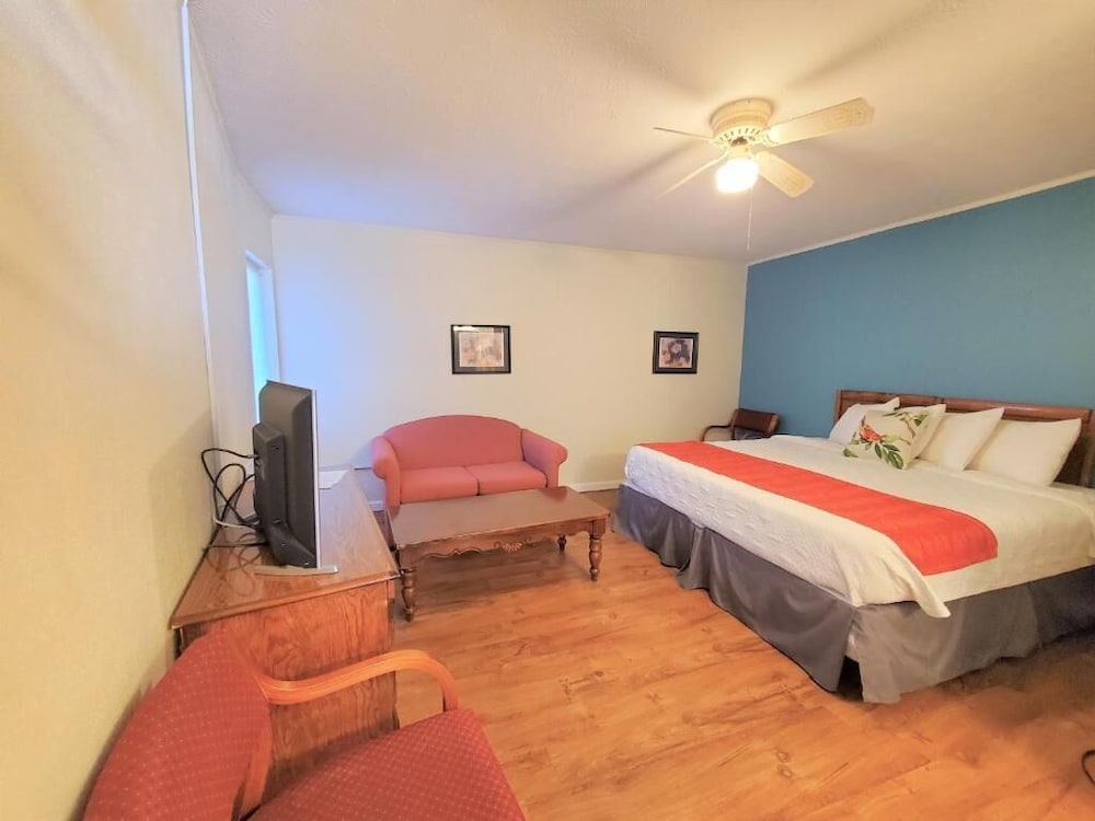 Meadowlark Motel with Restaurant & Bar