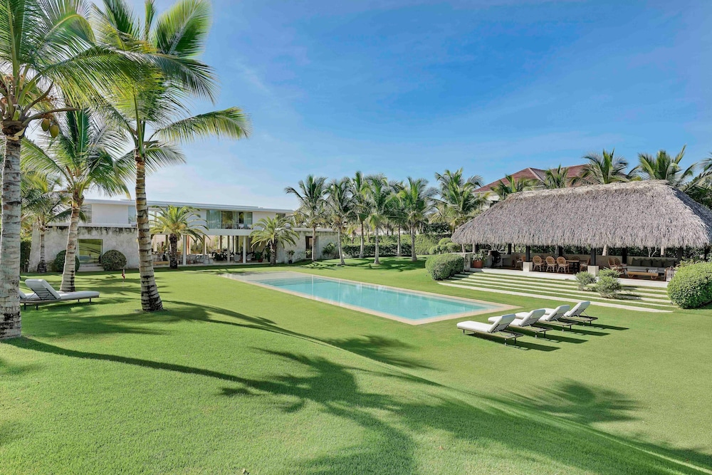 Magnificent 5BR Modern Tropical Villa With Pool