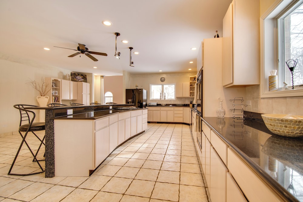 Hot Tub & Sauna: Hoffman Estates Villa in Elgin!
