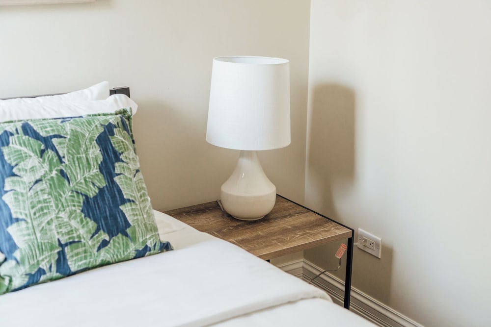 Homey 2BR - Central Charming
