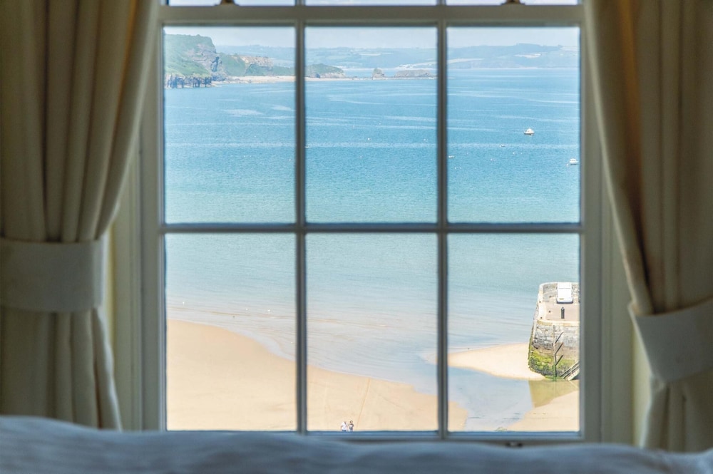 5 Belle Vue Court - 2 Bedroom Apartment - Tenby