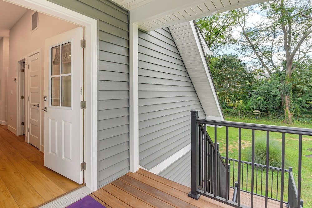1 Block to Usna Stadium: Modern Annapolis Home!