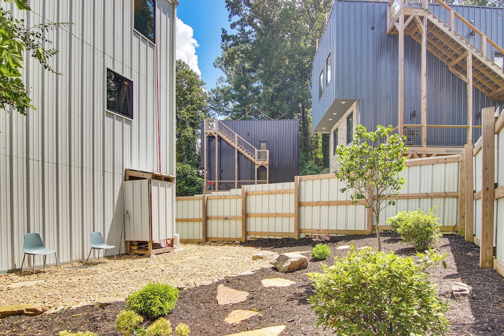 Rooftop Deck, Sweeping Views: Chic Home in Brevard