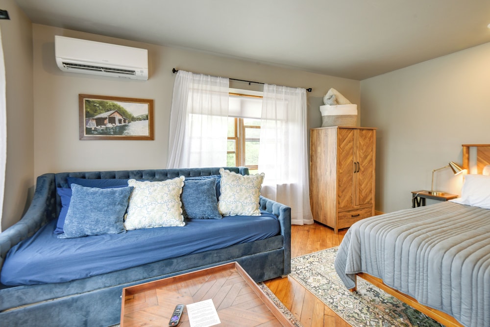 Meredith Studio Near Downtown: Hike, Swim, Ski!
