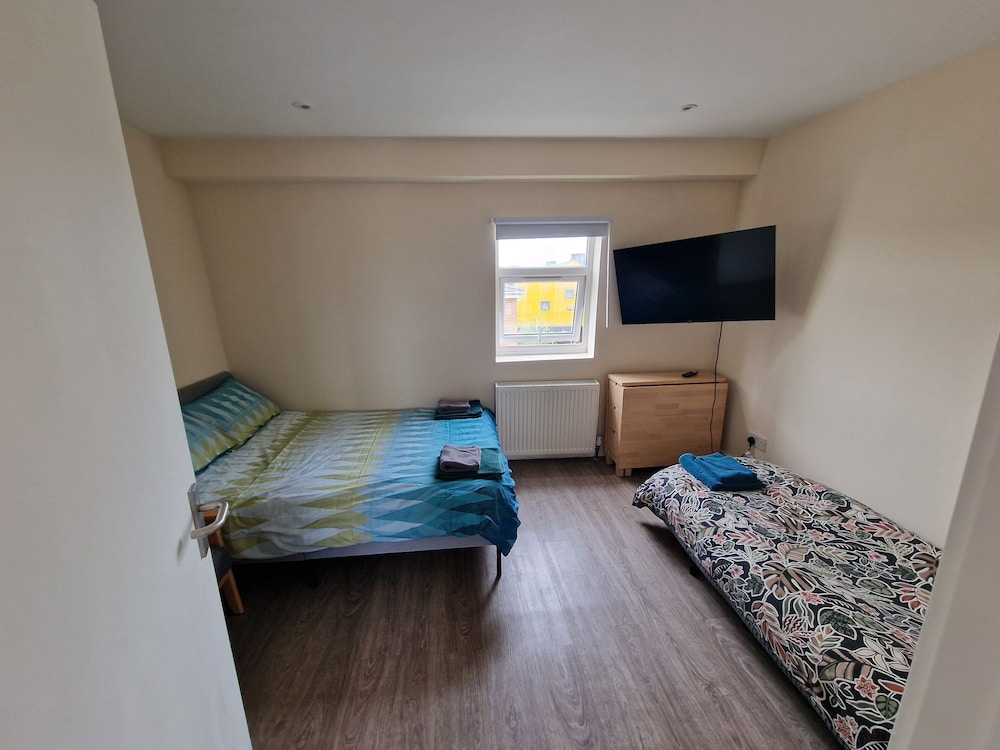 Impeccable 1-bed Apartment in London view 3